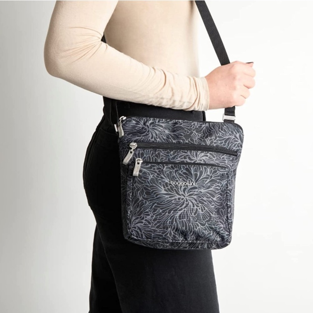 Baggallini shoulder bag (new)